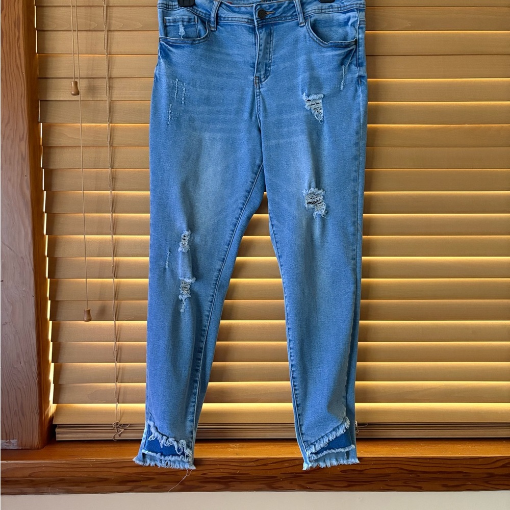 Blue Cropped Jeans with Distressed Hem and Slim Fit